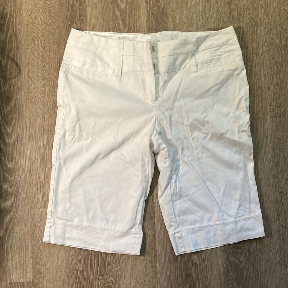 MAURICES White Walking Shorts Size 7/8